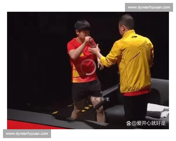 场边零互动引争议,孙颖莎举动暗藏深意 场边零互动引争议,孙颖莎举动暗藏深意